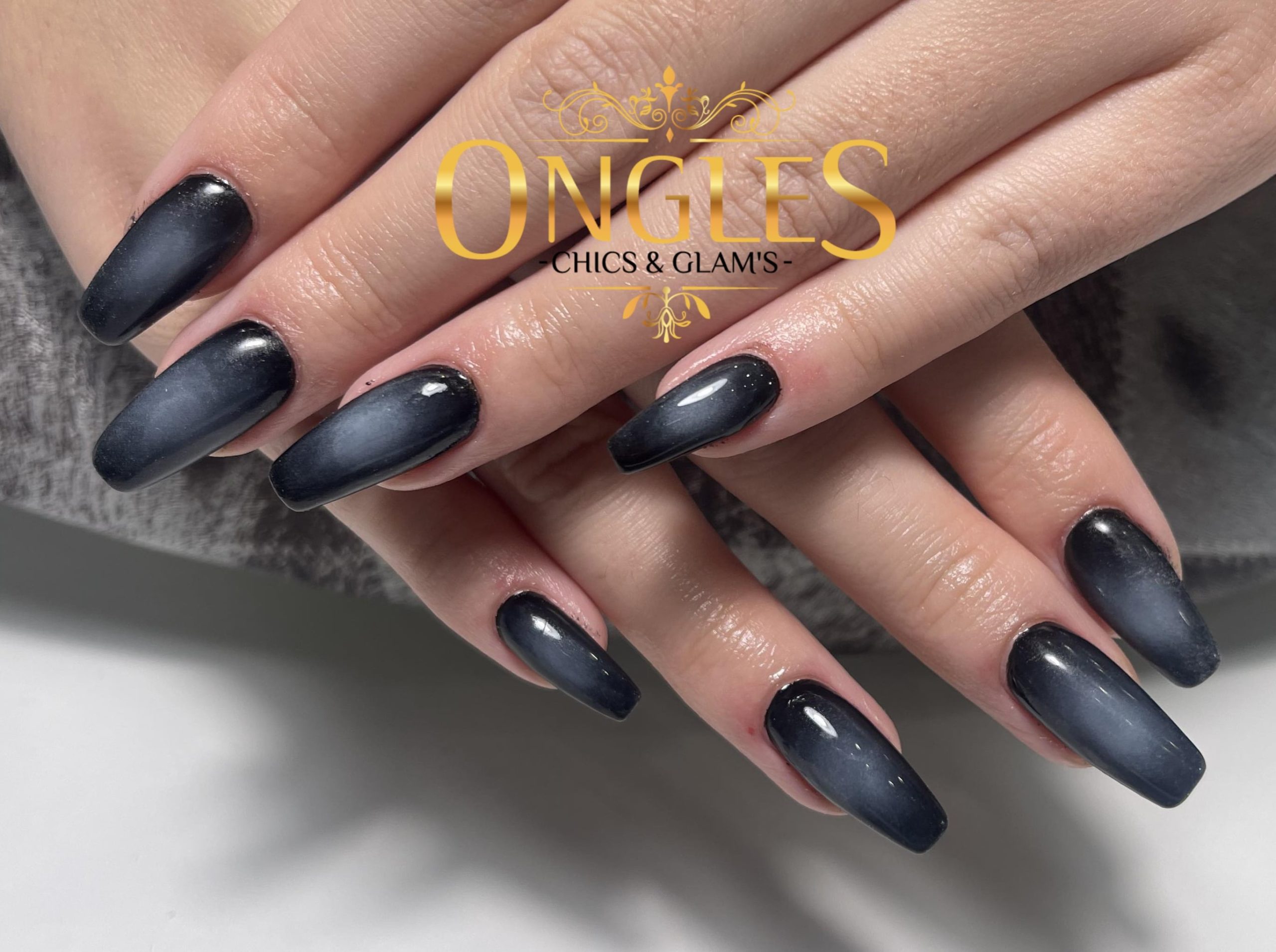 Ongles noirs élégants