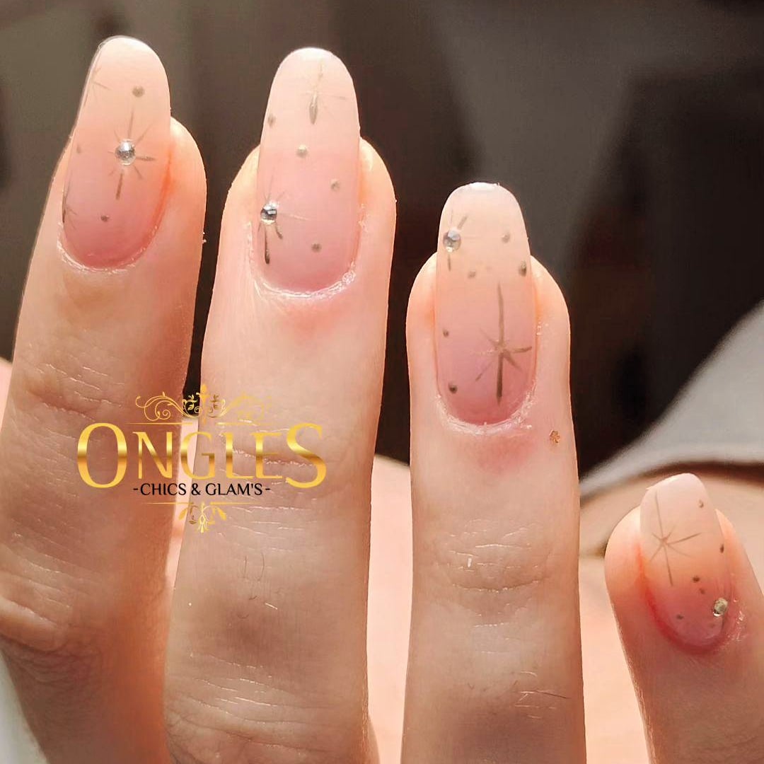 Ongles nude avec décoration