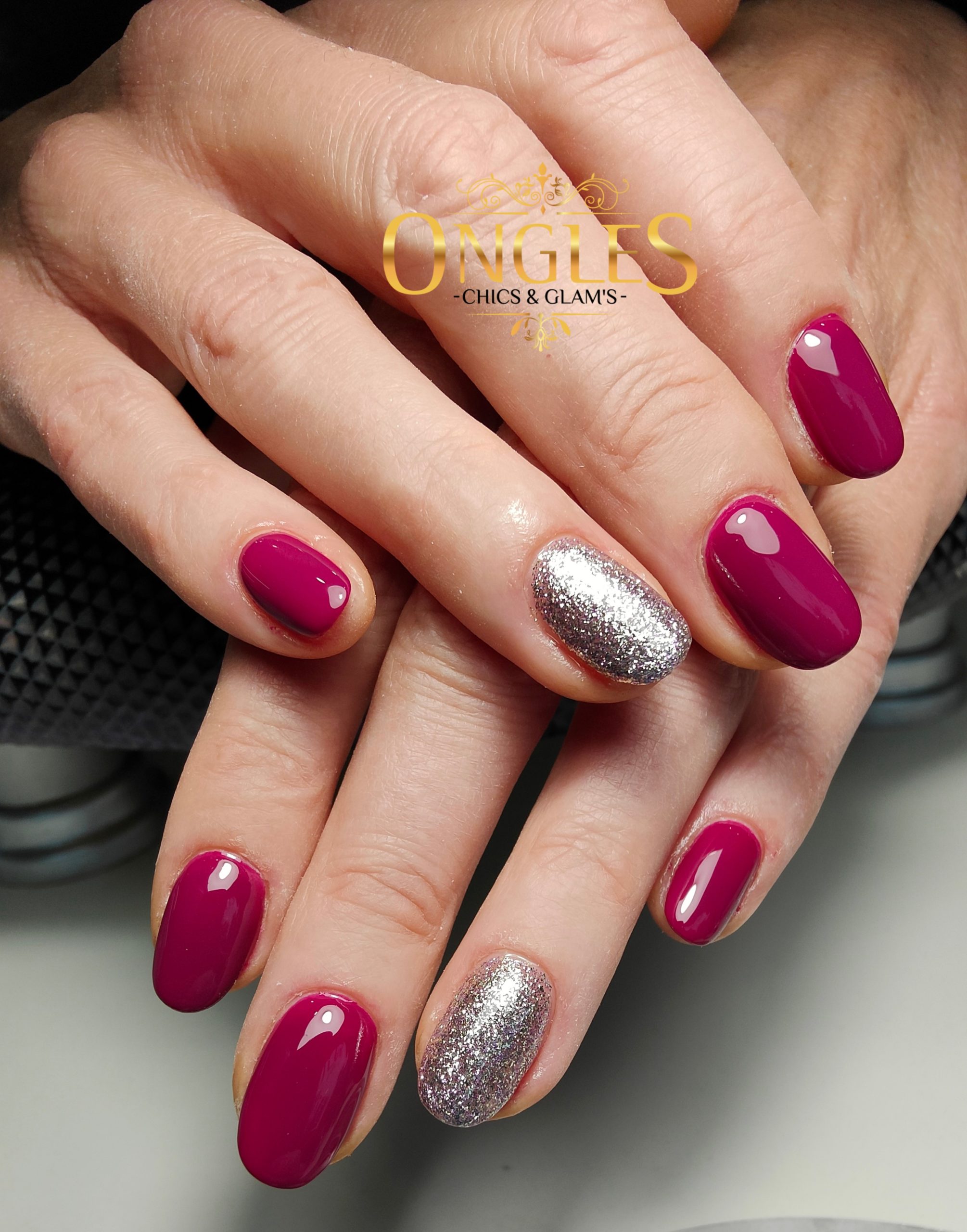Ongles fuchsia et argent