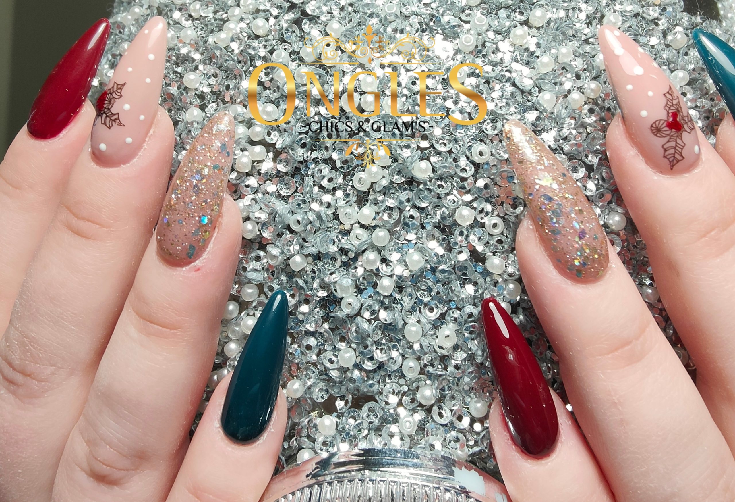 Ongles rouges avec paillettes